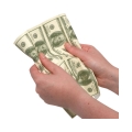 100 dolláros papírzsebkendő kézben